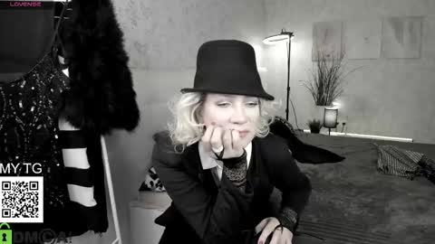 luna_lew1s online show from October 21, 8:29 am