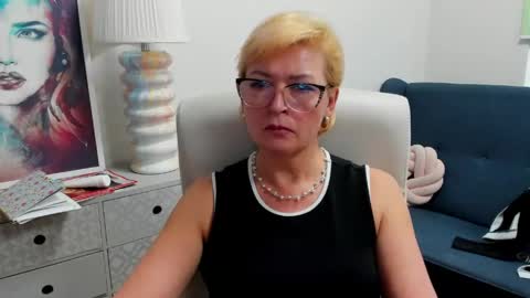 L u n a online show from April 24, 12:41 pm