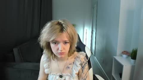 Lunaa Bee online show from June 19, 12:48 am