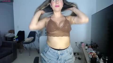 Snapshot of lunagardners chatting on March 6, 10:47 pm lunagardners online show from March 6, 10:47 pm