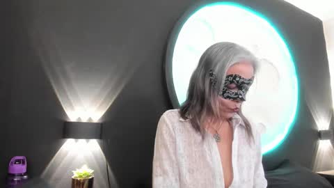 lunamisteriosa_ online show from January 15, 1:50 pm