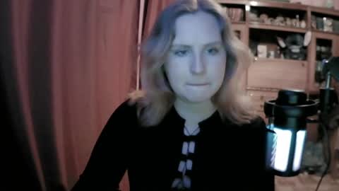 lunamystique_ online show from April 8, 5:15 pm