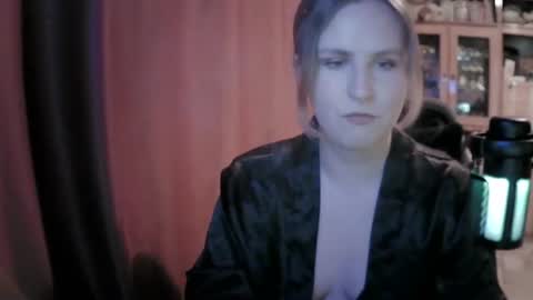 lunamystique_ online show from June 25, 7:37 pm