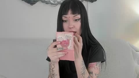 Mia online show from April 27, 8:00 am