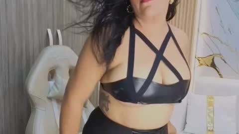 Snapshot of madam_hott chatting on October 21, 5:00 am Madam Hott online show from October 21, 5:00 am