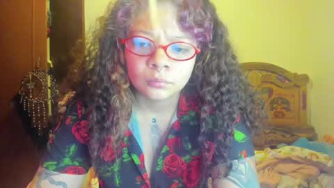 Snapshot of madam_sativa chatting on February 6, 1:05 am di online show from February 6, 1:05 am