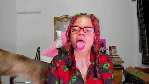 Snapshot of madam_sativa chatting on March 6, 1:58 am di online show from March 6, 1:58 am