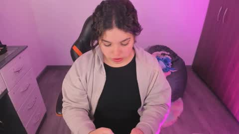 Snapshot of madelaine_taylor chatting on October 16, 12:19 pm madelaine_taylor online show from October 16, 12:19 pm