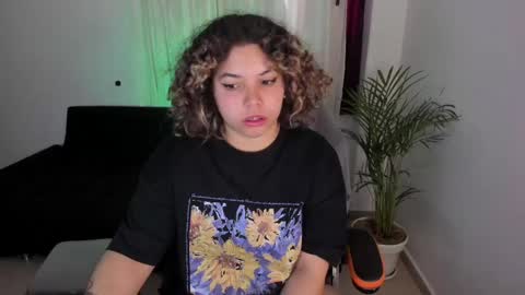 Snapshot of madelaine_taylor chatting on January 11, 11:45 am madelaine_taylor online show from January 11, 11:45 am