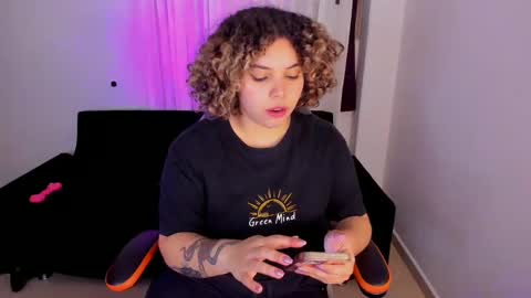 Snapshot of madelaine_taylor chatting on December 30, 2:20 am madelaine_taylor online show from December 30, 2:20 am