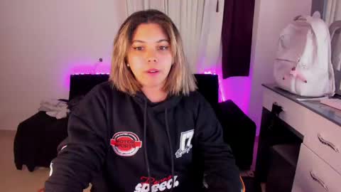 Snapshot of madelaine_taylor chatting on December 10, 3:41 am madelaine_taylor online show from December 10, 3:41 am