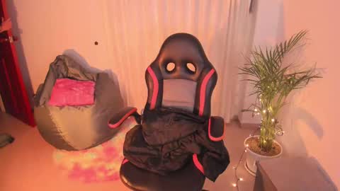 Snapshot of madelaine_taylor chatting on January 21, 2:33 am madelaine_taylor online show from January 21, 2:33 am