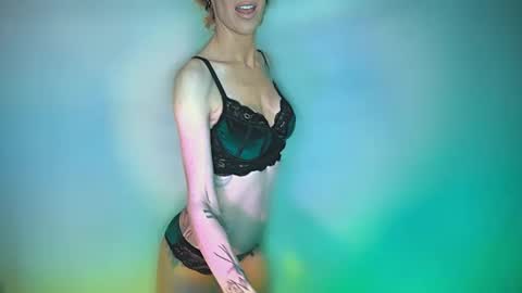 Snapshot of makemebeautiful chatting on February 18, 6:49 pm  April Dayze  makemebeautiful online show from February 18, 6:49 pm