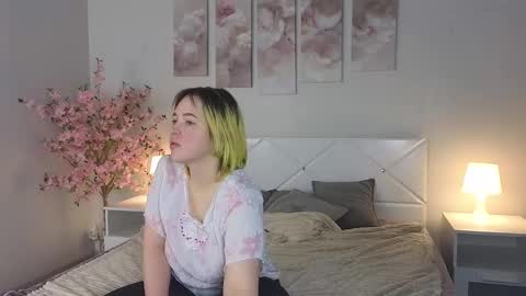 manic_pixie_ online show from February 5, 11:02 am