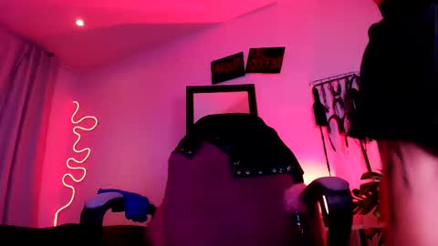 manuevans10 online show from September 26, 10:57 am