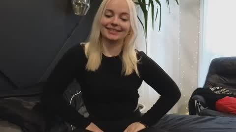 margot_robbie7 online show from March 6, 8:59 pm