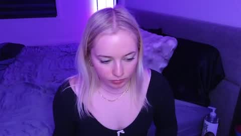 margot_robbie7 online show from April 17, 1:40 am