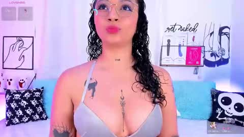 Snapshot of mari_sweett chatting on October 22, 6:35 pm Mari Sweett online show from October 22, 6:35 pm