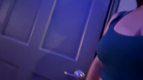 mariah_travis online show from April 22, 5:48 am