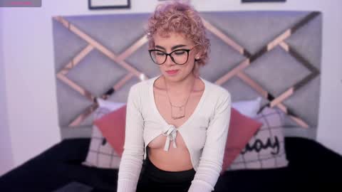 Snapshot of marian_pinzon chatting on February 4, 2:39 am Marian online show from February 4, 2:39 am