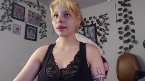 Snapshot of mary_janness chatting on December 31, 2:03 pm                      100   online show from December 31, 2:03 pm