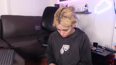 Snapshot of mary_janness chatting on March 7, 6:24 am                      100   online show from March 7, 6:24 am