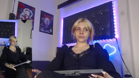 Snapshot of mary_janness chatting on March 2, 12:20 am                      100   online show from March 2, 12:20 am