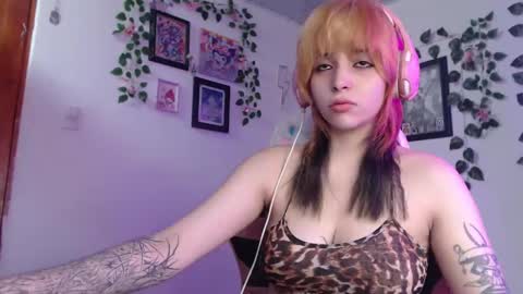 Snapshot of mary_janness chatting on December 7, 11:29 am                      100   online show from December 7, 11:29 am