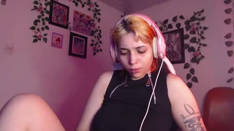 Snapshot of mary_janness chatting on December 18, 4:20 am                      100   online show from December 18, 4:20 am