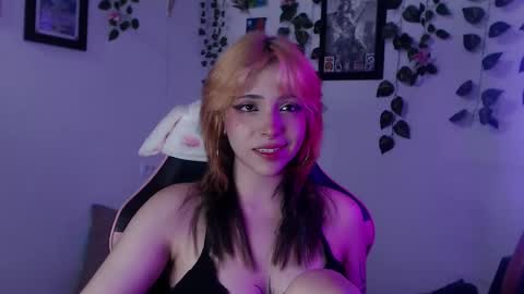 Snapshot of mary_janness chatting on December 6, 6:49 pm                      100   online show from December 6, 6:49 pm