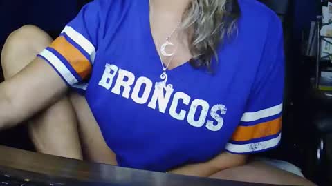 TitsnToes online show from November 2, 4:10 pm