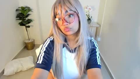 Snapshot of mathilde_lina chatting on September 29, 3:55 am Mathilde  online show from September 29, 3:55 am