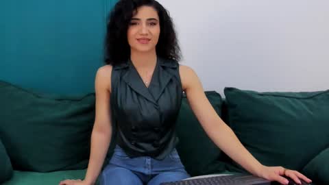 Maya online show from February 5, 2:05 pm