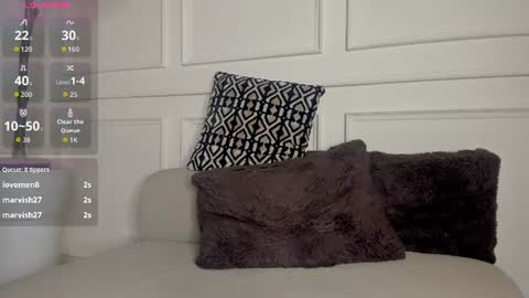 mayalee_ online show from June 18, 9:14 am