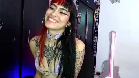 Snapshot of mayaredd chatting on December 16, 1:10 am mayaredd online show from December 16, 1:10 am