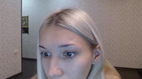 Snapshot of maybe_doll chatting on October 9, 6:12 pm maybe_doll online show from October 9, 6:12 pm