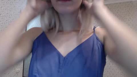 Snapshot of maybe_doll chatting on October 12, 7:05 pm maybe_doll online show from October 12, 7:05 pm