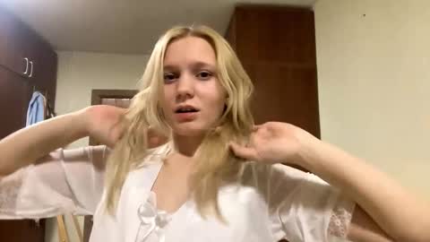 Snapshot of maybelleensminger chatting on October 20, 9:40 pm Lola online show from October 20, 9:40 pm