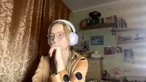 Snapshot of maybelleensminger chatting on October 2, 7:19 pm Lola online show from October 2, 7:19 pm