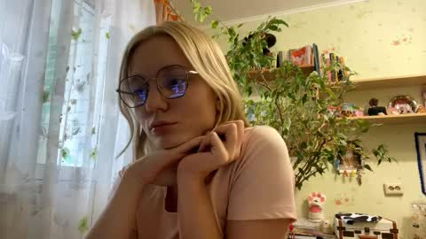 Snapshot of maybelleensminger chatting on October 10, 11:04 am Lola online show from October 10, 11:04 am