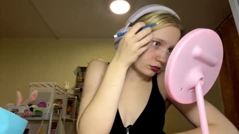 Snapshot of maybelleensminger chatting on October 18, 5:26 pm Lola online show from October 18, 5:26 pm