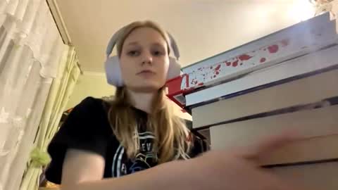 Snapshot of maybelleensminger chatting on September 25, 4:28 pm Lola online show from September 25, 4:28 pm