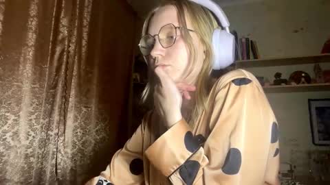 Snapshot of maybelleensminger chatting on October 4, 7:40 pm Lola online show from October 4, 7:40 pm