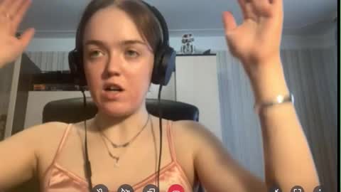 Snapshot of mckenziemoitoza chatting on October 15, 8:28 am Hello Lisa here Help me to make 50 thumbs up 333 online show from October 15, 8:28 am