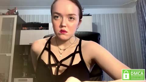 Snapshot of mckenziemoitoza chatting on October 24, 8:32 am Hello Lisa here Help me to make 50 thumbs up 333 online show from October 24, 8:32 am