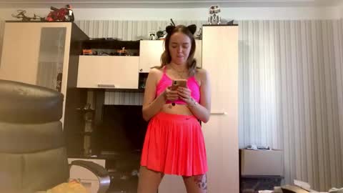 Snapshot of mckenziemoitoza chatting on October 22, 9:47 am Hello Lisa here Help me to make 50 thumbs up 333 online show from October 22, 9:47 am