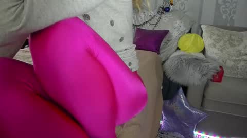 Nicki--------- Welcome to my Room online show from December 22, 9:23 am