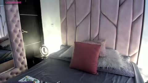 Melanie roux  online show from November 13, 1:21 pm