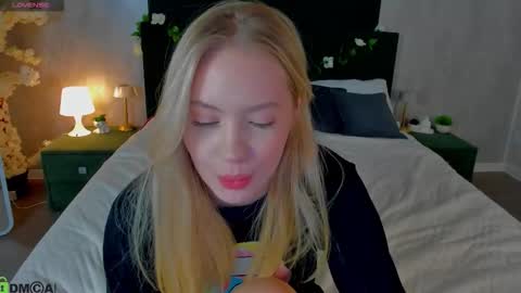 Melanie online show from December 4, 3:42 am