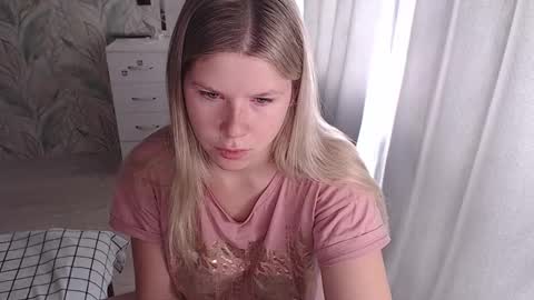 Melissa  Ray online show from October 19, 6:26 am